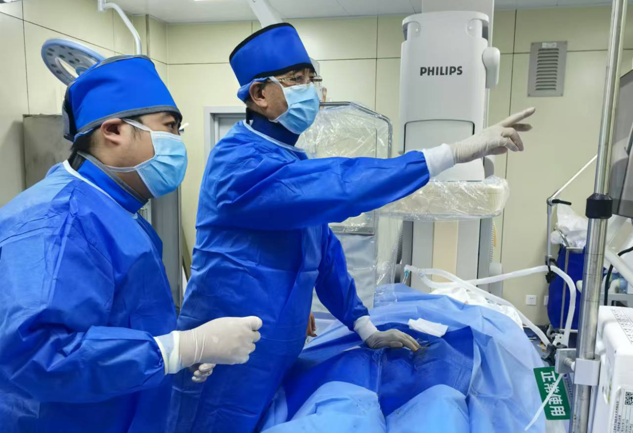 生命之光——三亚哈医大鸿森医院急重症医学科成功抢救一名急性双侧肺动脉栓塞并发呼吸、心跳停止患者