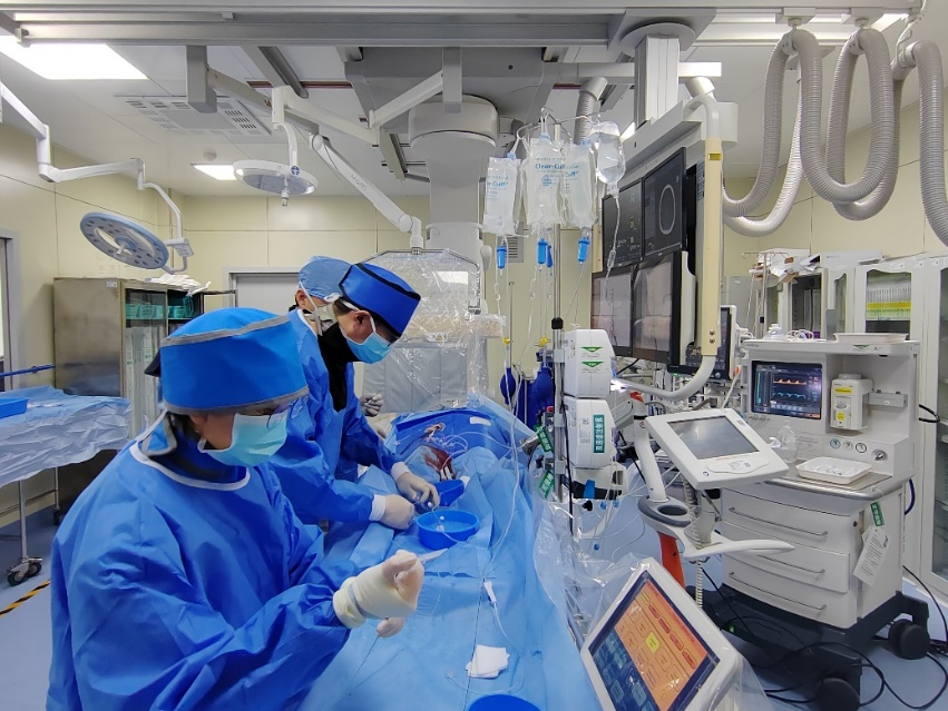 三亚哈医大鸿森医院神经外科完成首例颈动脉慢性闭塞介入再通手术