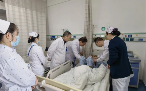 海医二院泌尿外科二区顺利为百岁高龄老人完成肾癌根治术