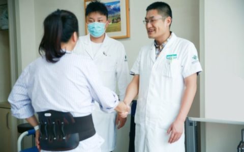 女子险被肿瘤“压”瘫！高难度“减压”手术除危机