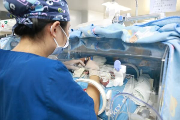 海南现代妇女儿童医院成功救治455克早产儿