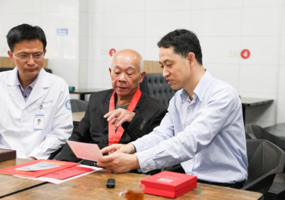 传承海岛红色基因 赓续琼崖红色血脉|海南省老年病医院开展关爱琼崖老战士健康主题党日活动