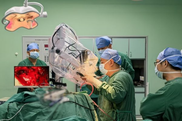 保亭县医疗集团总院成功开展两例高难度显微镜下脑膜瘤切除手术