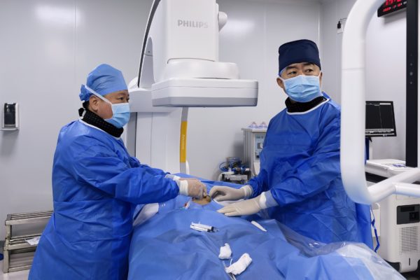 保亭县医疗集团总院开展首例DSA 引导下经皮胃造瘘术