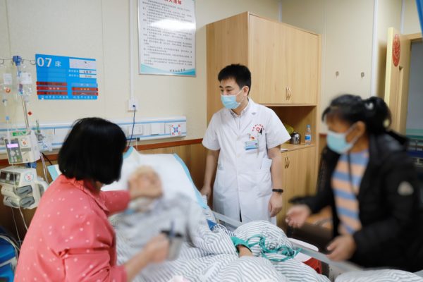 保亭县医疗集团总院成功开展两例高难度显微镜下脑膜瘤切除手术