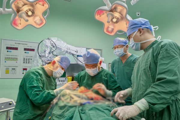 保亭县医疗集团总院成功开展两例高难度显微镜下脑膜瘤切除手术