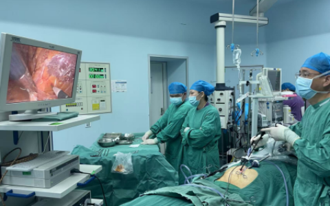 三个小小“钥匙孔”，微创解决大爷困扰了七年的双侧疝气