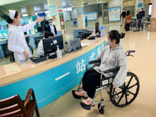 为群众就医“把脉问诊”，医院职工“沉浸式”就医体验
