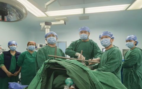  海医二院单孔胸腔镜手术为白血病合并胸腺瘤患者带来福音