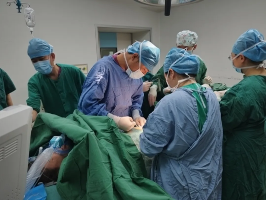 复杂"子宫切除术"助患者战胜双重挑战