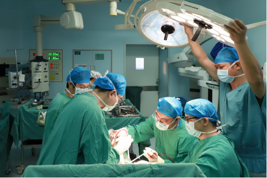 关节僵硬如“石头”？海南医科大学第一附属医院贾丙申团队帮强直患者微创“解锁”僵硬髋关节