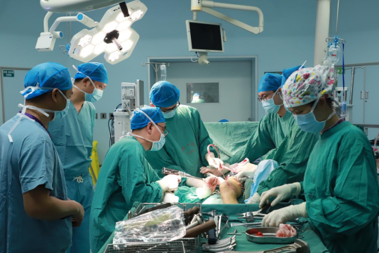 关节僵硬如“石头”？海南医科大学第一附属医院贾丙申团队帮强直患者微创“解锁”僵硬髋关节