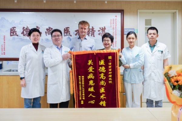 太暖了！挪威患者用 “中国式” 感谢医护
