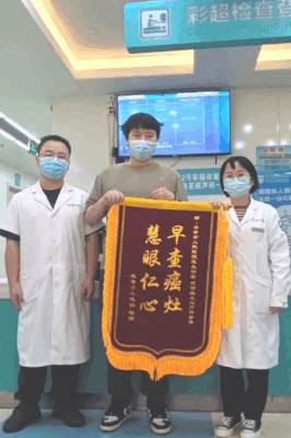 发生了什么事，竟让这位医生收到200支刻有她名字的笔？
