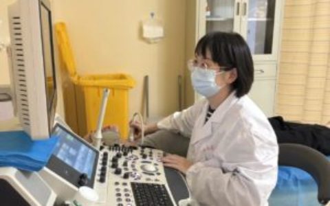 发生了什么事，竟让这位医生收到200支刻有她名字的笔？