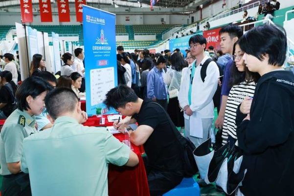 解放军总医院海南医院赴海南医科大学开展住培招生宣讲活动