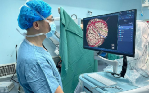 十年“电波”困扰终平息 手术机器人护航24岁大学生重获新生