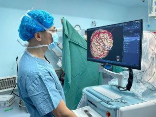 十年“电波”困扰终平息 手术机器人护航24岁大学生重获新生