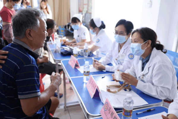 海南省老年病医院联合红岛海岸派出所开展“渔”你同行 义诊普法活动