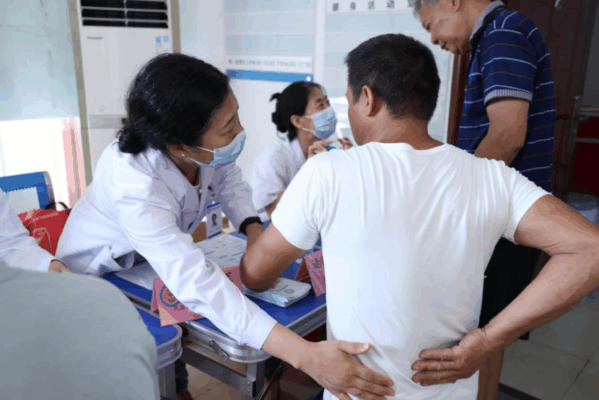 海南省老年病医院联合红岛海岸派出所开展“渔”你同行 义诊普法活动