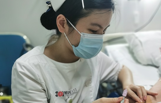 护理的温度：守护战士的希望