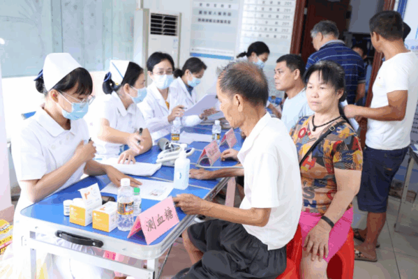 海南省老年病医院联合红岛海岸派出所开展“渔”你同行 义诊普法活动