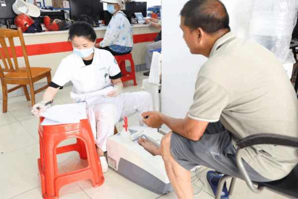 海南省老年病医院联合红岛海岸派出所开展“渔”你同行 义诊普法活动