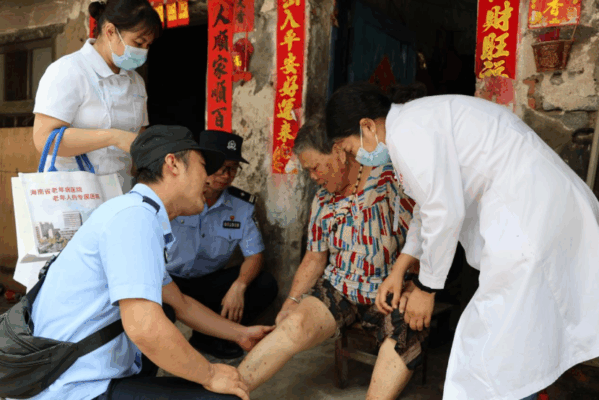 海南省老年病医院联合红岛海岸派出所开展“渔”你同行 义诊普法活动