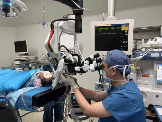 “趴睡宝宝”获救了！海南省人民医院多学科团队为2月龄宝宝重建“生命气道”