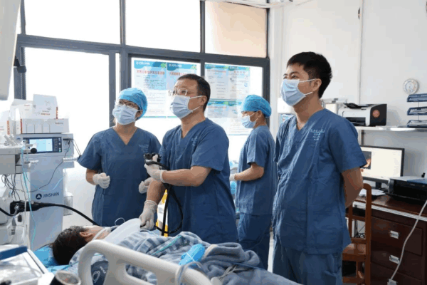 海南省人民医院定安分院成功实施首例内镜下胃底肿物黏膜下挖除术（ESE）