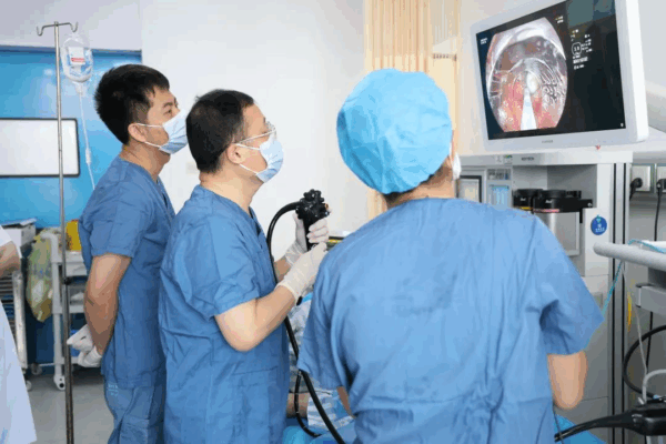 海南省人民医院定安分院成功实施首例内镜下胃底肿物黏膜下挖除术（ESE）