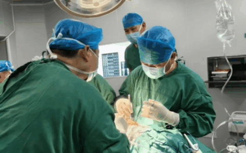 公益手术故事：七旬老人两次托付，终获双膝行走自由