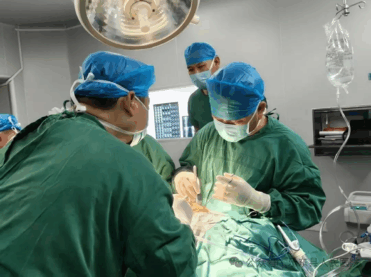 公益手术故事：七旬老人两次托付，终获双膝行走自由