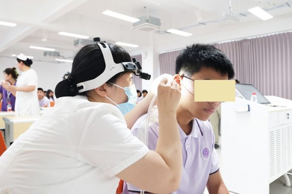 解放军总医院海南医院开展科普活动进校园暨外耳道耵聍栓塞筛查义诊活动