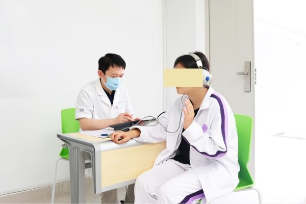 解放军总医院海南医院开展科普活动进校园暨外耳道耵聍栓塞筛查义诊活动