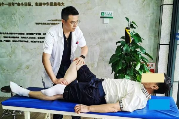 解放军总医院海南医院“党建+义诊”活动走进三亚学院