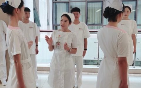 解放军总医院海南医院完成2025年首批护理实习生岗前礼仪培训