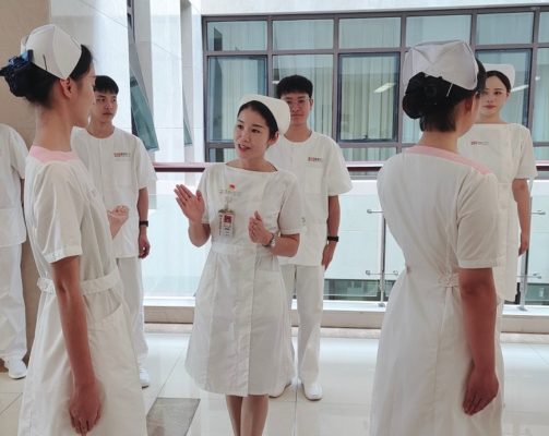 解放军总医院海南医院完成2025年首批护理实习生岗前礼仪培训