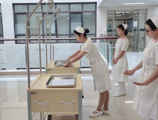 解放军总医院海南医院完成2025年首批护理实习生岗前礼仪培训