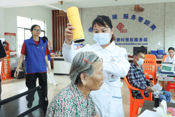 警医共建惠渔村 健康法治双护航——海南省老年病医院联合海口海岸警察开展义诊普法活动