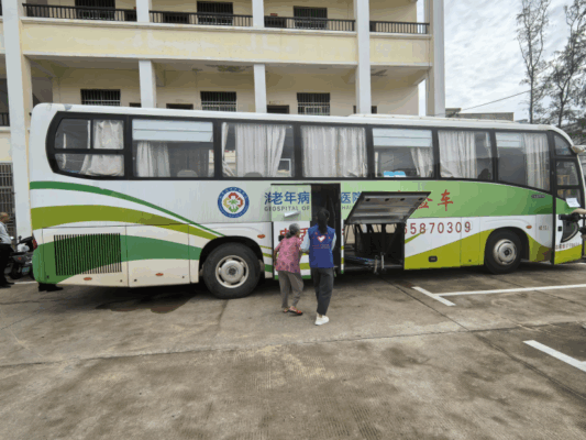 警医共建惠渔村 健康法治双护航——海南省老年病医院联合海口海岸警察开展义诊普法活动