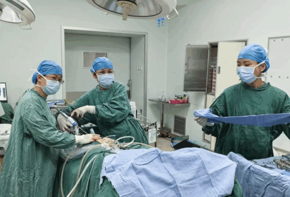 海南省人民医院定安分院成功实施首例单孔腹腔镜手术