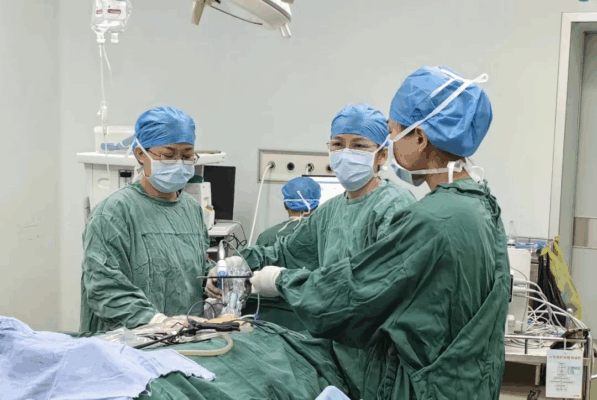 海南省人民医院定安分院成功实施首例单孔腹腔镜手术