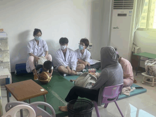 跨越银幕的温暖：临床医学院学子赴附属海南医院开展脑瘫儿童复检护理实践