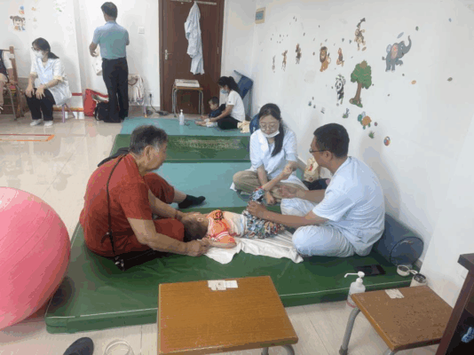 跨越银幕的温暖：临床医学院学子赴附属海南医院开展脑瘫儿童复检护理实践