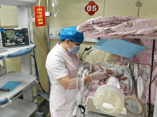 海南省人民医院定安分院NICU五年救治200余名新生命 肺表面活性物质替代疗法点亮希望