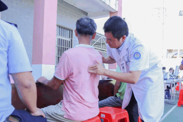 海南省老年病医院联合海南省公安厅反走私和海岸管理总队、总队第一支队开展健康义诊和反走私普法宣传活动