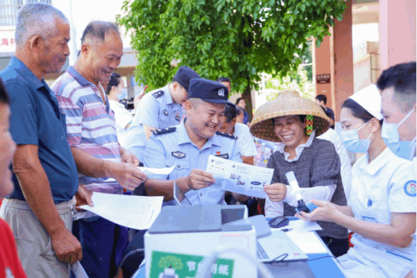 海南省老年病医院联合海南省公安厅反走私和海岸管理总队、总队第一支队开展健康义诊和反走私普法宣传活动