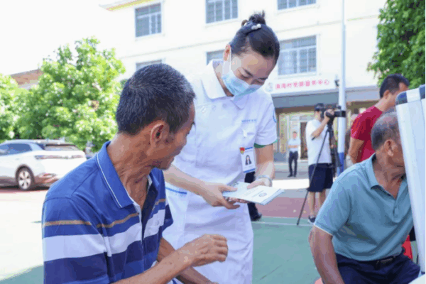 海南省老年病医院联合海南省公安厅反走私和海岸管理总队、总队第一支队开展健康义诊和反走私普法宣传活动