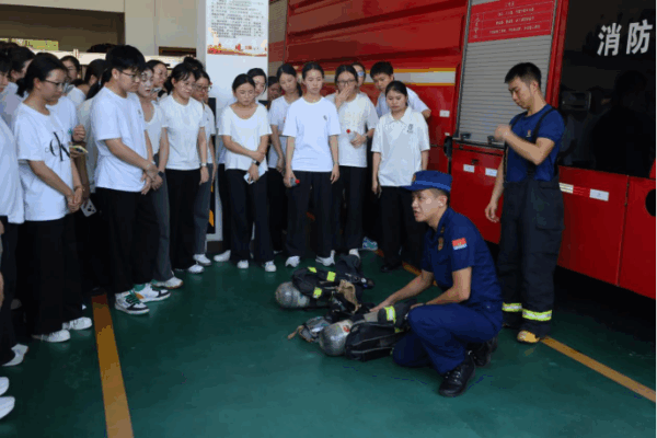 锻造白衣战士“生命防火墙”海南医院新入职实习生走进消防大队